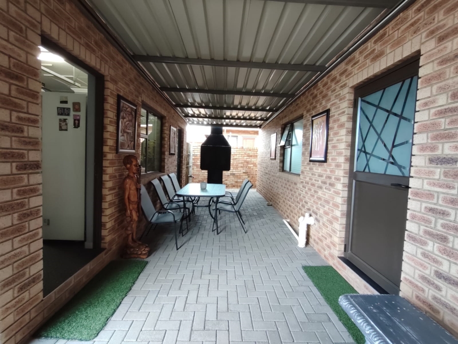 2 Bedroom Property for Sale in Flamwood North West